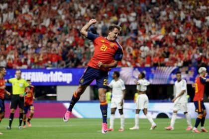 España se reencontró con el gol y lidera el Grupo H