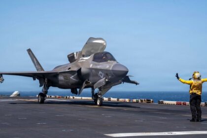 estados unidos bombardea defensas aereas iranies tras derribo de helicoptero Estados Unidos bombardea defensas aéreas iraníes tras derribo de helicóptero
