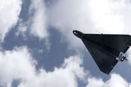 Estados Unidos destruye drones iraníes en el estrecho de Ormuz.