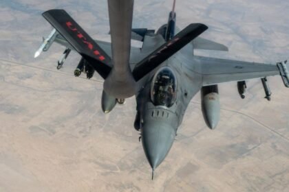 Estados Unidos intensifica ataques aéreos en Irán tras incidente en Ormuz