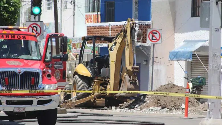 Evacuación de vecinos tras ruptura de tubo de gas en Irapuato