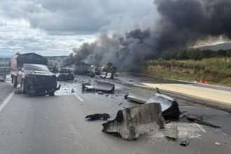 Explosión de pipa con combustible cierra circulación en carretera Cárdenas-Coatzacoalcos.