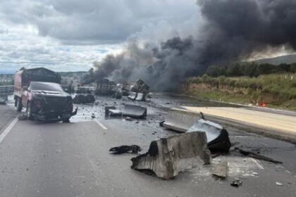 Explosión de pipa con combustible cierra circulación en carretera Cárdenas-Coatzacoalcos.