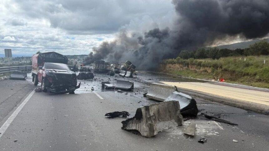 Explosión de pipa con combustible cierra circulación en carretera Cárdenas-Coatzacoalcos.