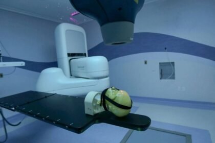 Familias mexicanas migran para acceder a tratamientos de cáncer infantil.