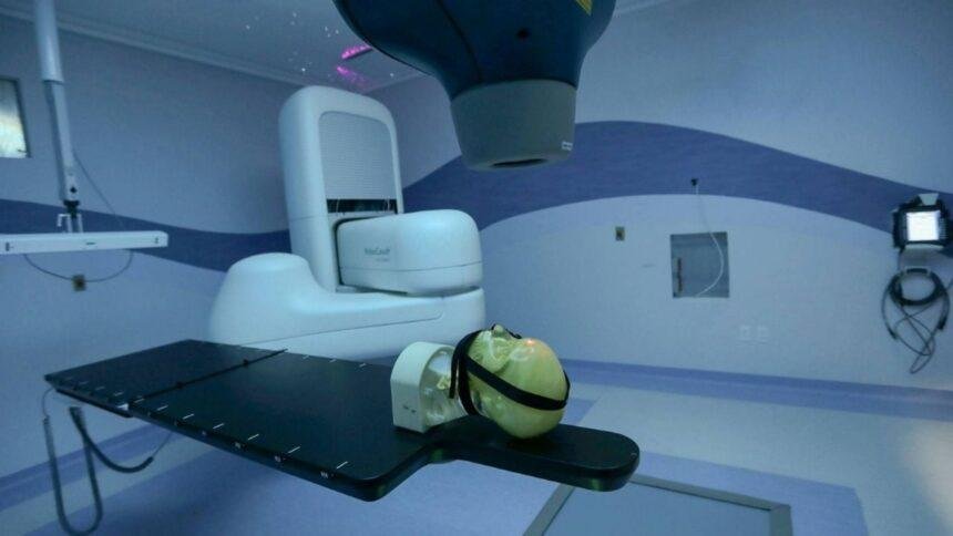 Familias mexicanas migran para acceder a tratamientos de cáncer infantil.