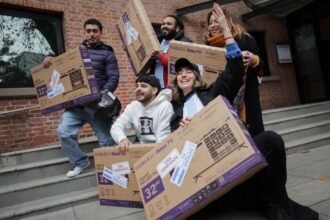Fans de Argentina reciben pantallas tras rechazarles visas para ver a Messi