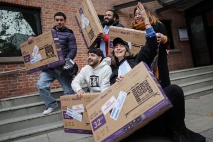 Fans de Argentina reciben pantallas tras rechazarles visas para ver a Messi