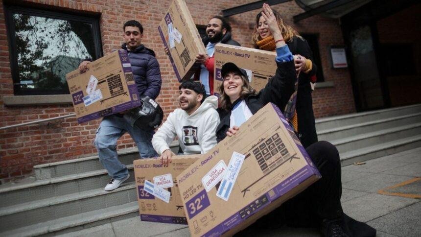 Fans de Argentina reciben pantallas tras rechazarles visas para ver a Messi