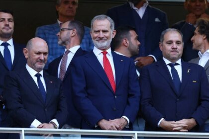 Felipe VI, Hugo Sánchez y ‘Chicharito’ destacan en España vs Uruguay