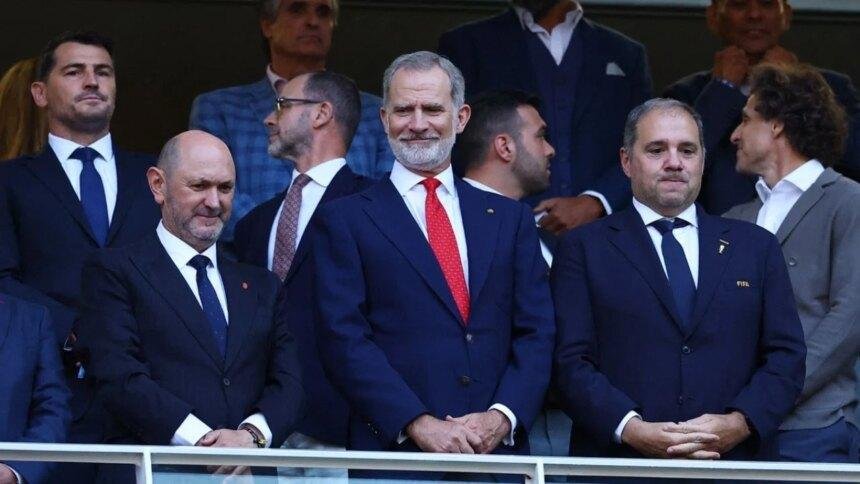Felipe VI, Hugo Sánchez y ‘Chicharito’ destacan en España vs Uruguay