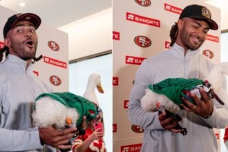 Fred Warner de los 49ers se encuentra con el pato Merlín en la NFL