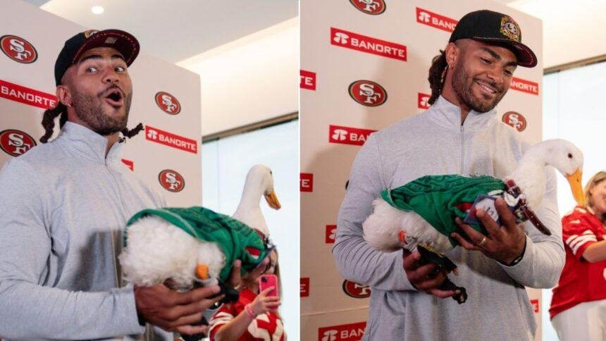 Fred Warner de los 49ers se encuentra con el pato Merlín en la NFL