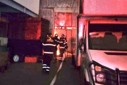 Fuerte incendio en bodega cerca del Mercado de Jamaica moviliza emergencias