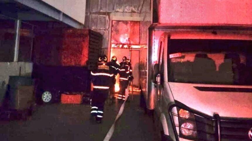 Fuerte incendio en bodega cerca del Mercado de Jamaica moviliza emergencias