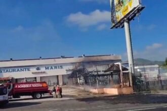 Gas LP volcado en la carretera México-Zacatepec causa incendio en restaurante