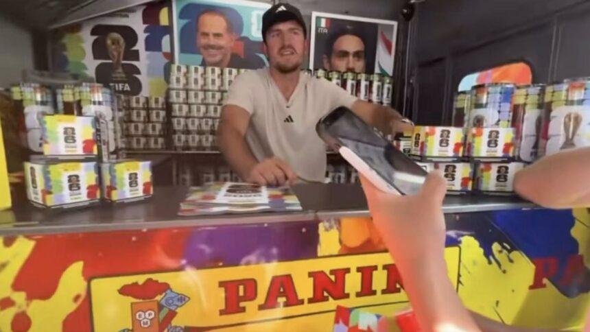 Harry Maguire regala estampas del álbum Panini en Nueva York