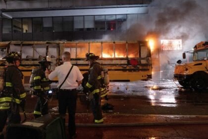 incendio de autobus y tiroteo en festejos por el titulo Incendio de autobús y tiroteo en festejos por el título de los Knicks