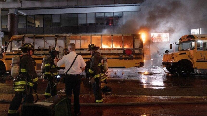 Incendio de autobús y tiroteo en festejos por el título de los Knicks