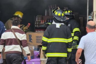 Incendio en abarrotera de León por cortocircuito en Timoteo Lozano