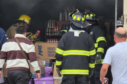 Incendio en abarrotera de León por cortocircuito en Timoteo Lozano