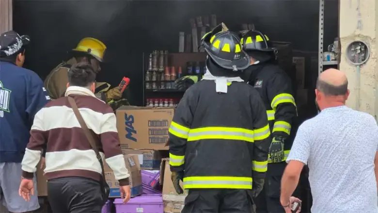 Incendio en abarrotera de León por cortocircuito en Timoteo Lozano