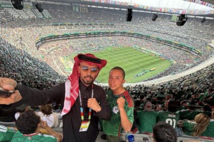 influencer arabe sorprende a su anfitrion con un boleto al Influencer árabe sorprende a su anfitrión con un boleto al Mundial