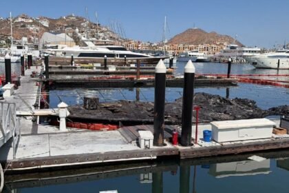 Inician investigación por incendio de embarcaciones en Cabo San Lucas y hallazgo de cuerpo.