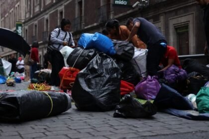 Integrantes de la CNTE inician el retiro de su plantón en el centro de CDMX