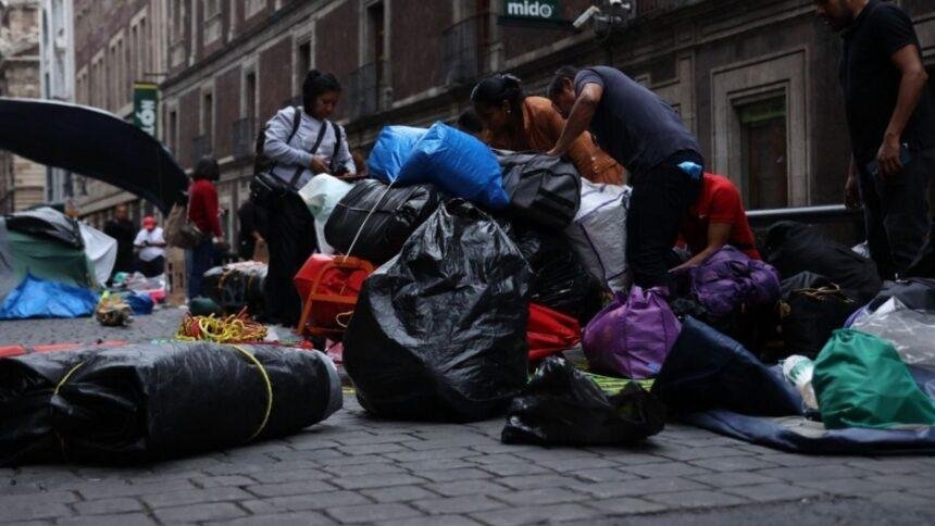 Integrantes de la CNTE inician el retiro de su plantón en el centro de CDMX