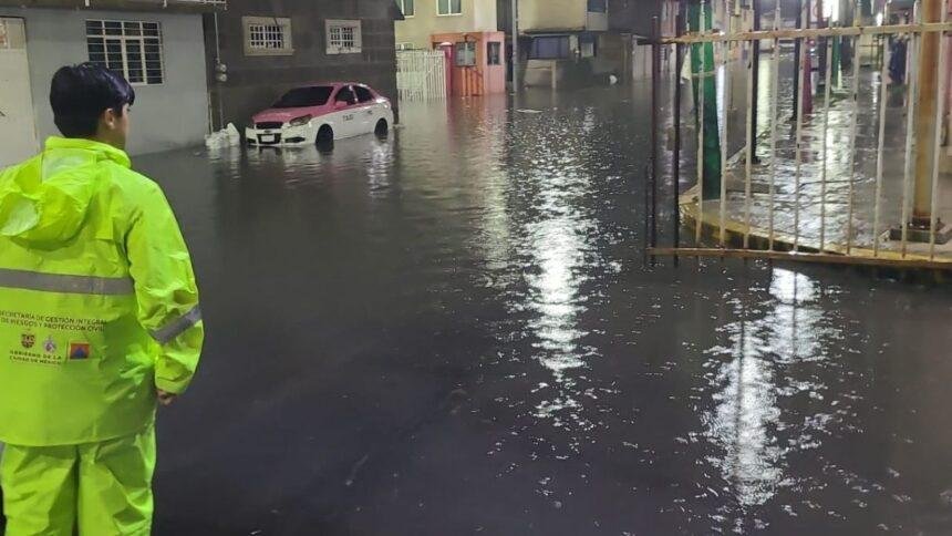 Inundaciones en CDMX por intensas lluvias; se activa alerta roja.