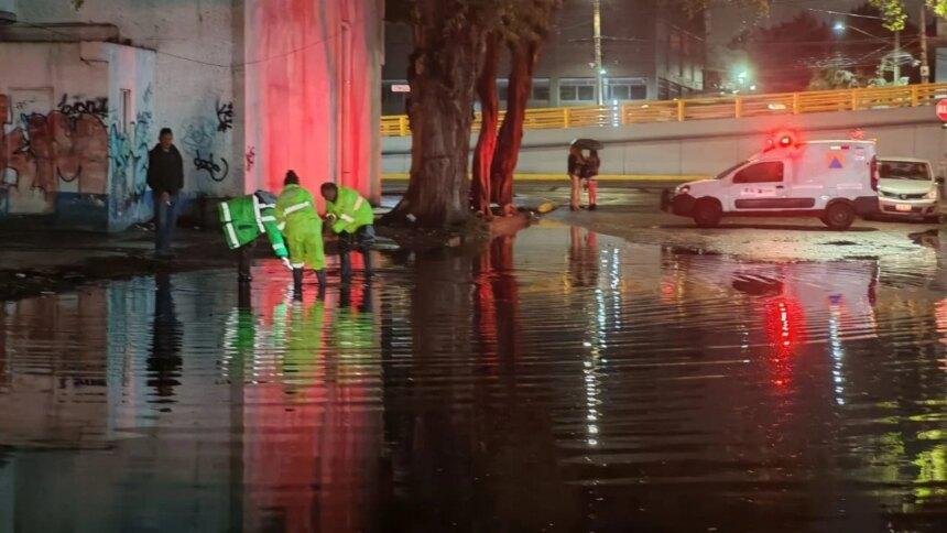 Inundaciones y caída de árboles en CDMX tras fuertes lluvias y tormentas pronosticadas.