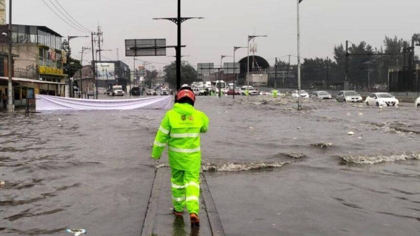 Inundaciones y caos vial por intensas lluvias en la Ciudad de México