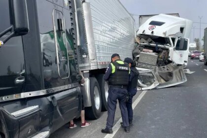 Irapuato: Accidente de tráiler deja vehículo estacionado destrozado durante desayuno.