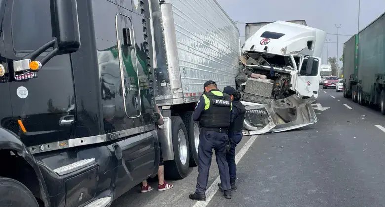 Irapuato: Accidente de tráiler deja vehículo estacionado destrozado durante desayuno.