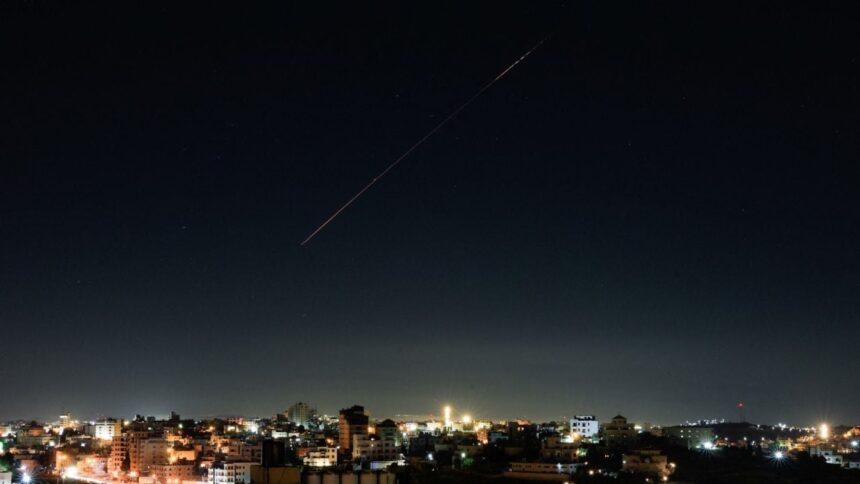 israel intercepta 11 misiles lanzados desde iran en multiples ataques Israel intercepta 11 misiles lanzados desde Irán en múltiples ataques.