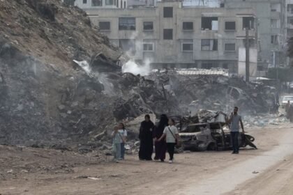 Israel lanza ataques en Gaza; seis muertos, incluyendo dos menores y un periodista.