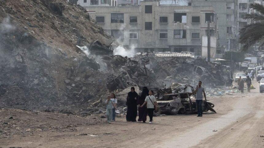 Israel lanza ataques en Gaza; seis muertos, incluyendo dos menores y un periodista.