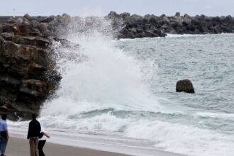 Japonés Tifón Jangmi causa cancelaciones masivas y víctimas en el país