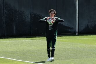 Javier Aguirre evalúa a Memo Ochoa y otros antes del juego contra Chequia