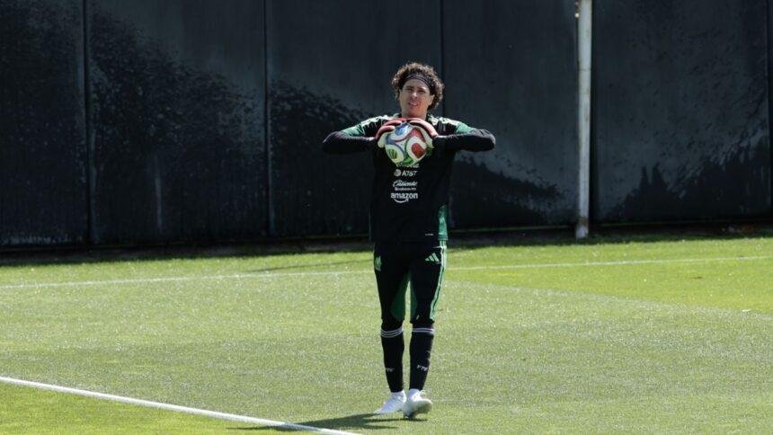 Javier Aguirre evalúa a Memo Ochoa y otros antes del juego contra Chequia