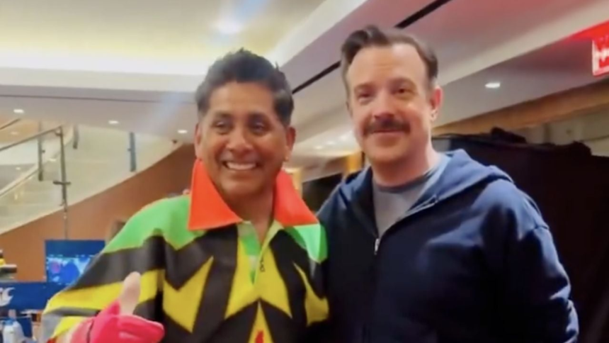 Jorge Campos sorprende a ‘Ted Lasso’ en comercial mundialista con su uniforme