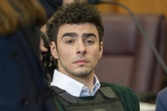 Jueza federal pospone juicio de Luigi Mangione por homicidio hasta enero