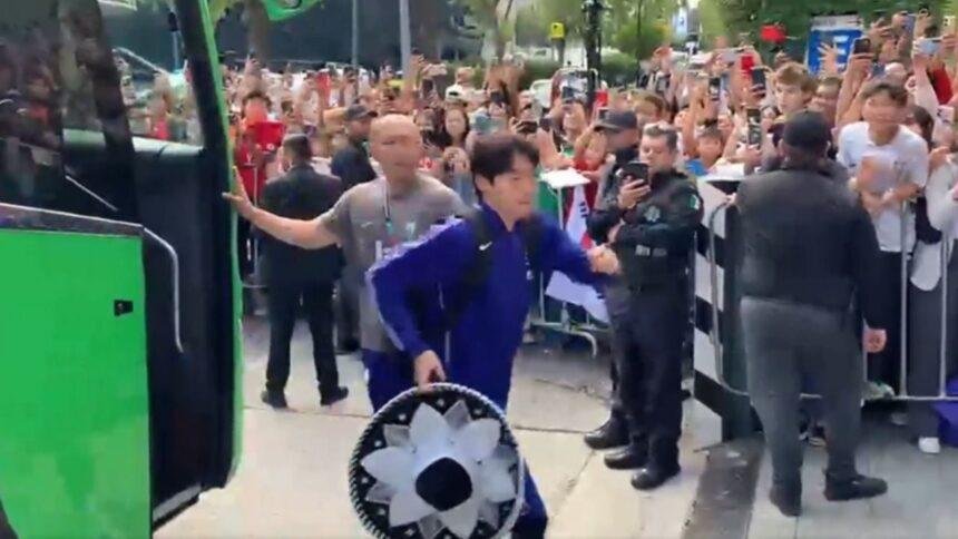 Jugadores de Corea del Sur celebran con sombreros de mariachi en Guadalajara