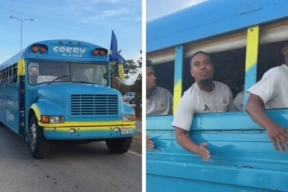 Jugadores de Curazao llegan cantando en un viejo autobús escolar