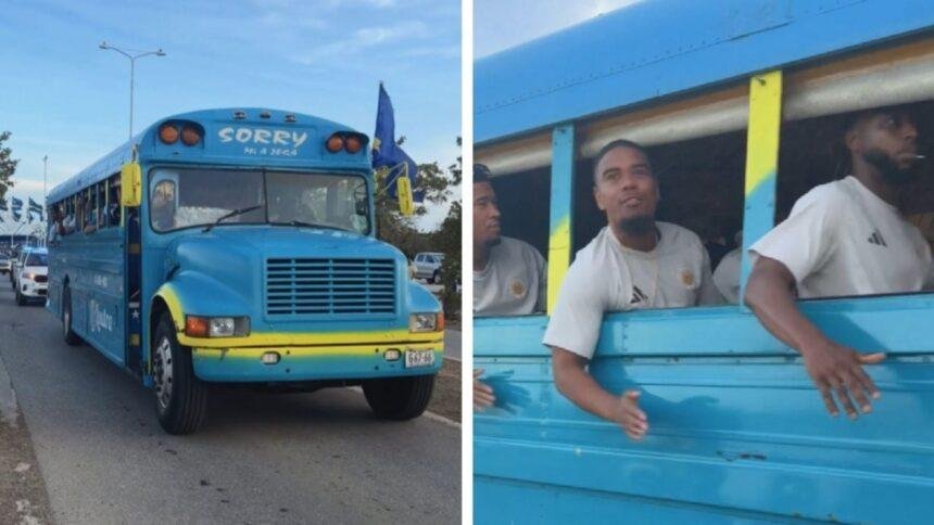 Jugadores de Curazao llegan cantando en un viejo autobús escolar