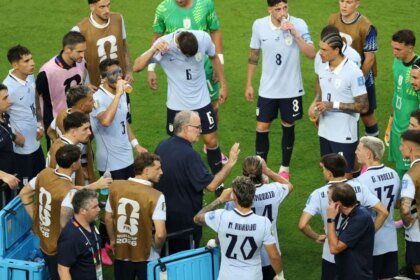 Jugadores de Uruguay cuestionan a Marcelo Bielsa antes del crucial duelo contra España