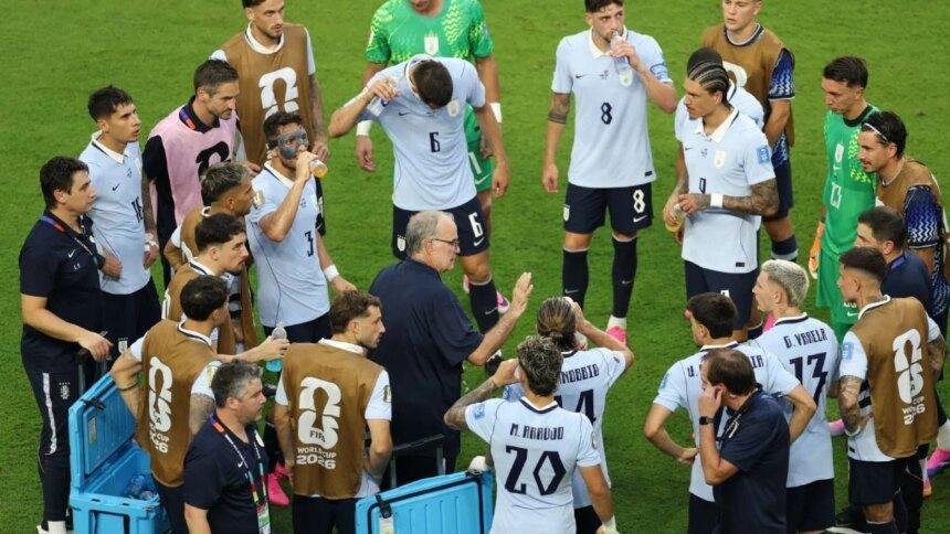 Jugadores de Uruguay cuestionan a Marcelo Bielsa antes del crucial duelo contra España