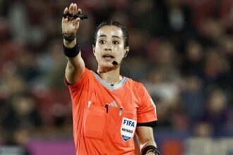 Katia Itzel García dirige un partido del Mundial varonil entre Túnez y Países Bajos