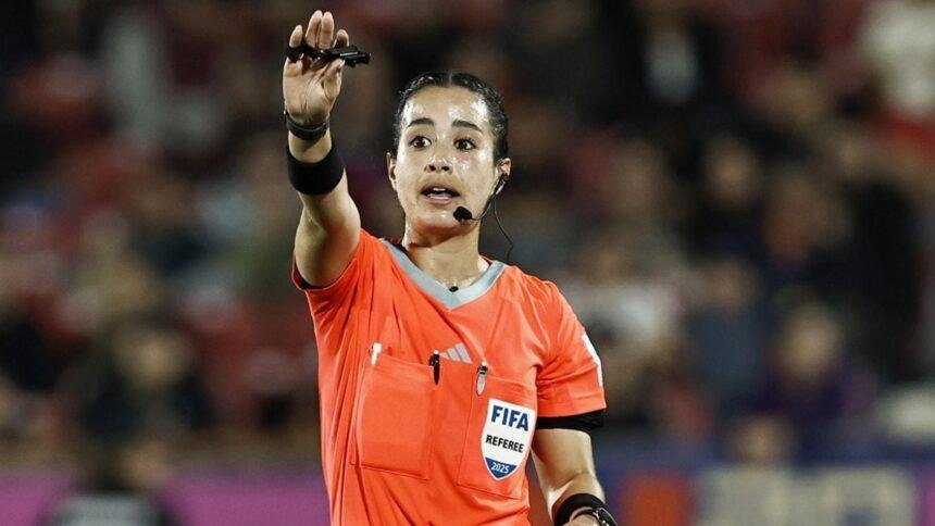 Katia Itzel García dirige un partido del Mundial varonil entre Túnez y Países Bajos